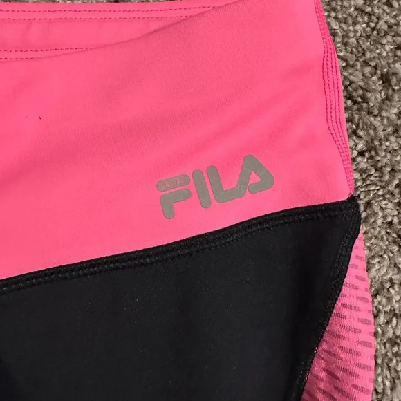 Women’s FILA work out capris - Picture 2 of 5